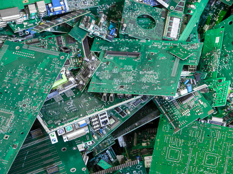 Computerplatinen im Materiallager auf dem soRec-Recyclinghof