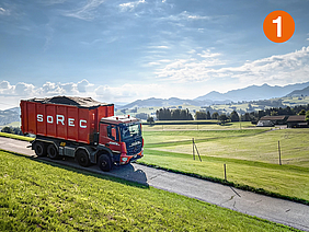 LKW fährt durch grüne Berglandschaft in der Ostschweiz
