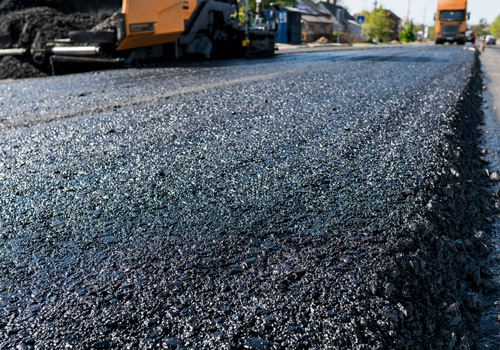 Asphalt wird auf Strasse aufgebracht