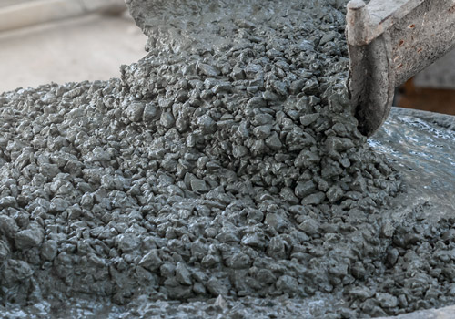 Betonmischer kippt Beton ab