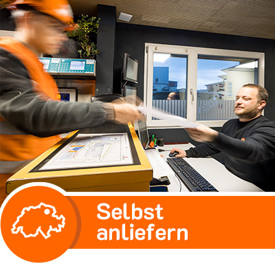 Recyclist mit Kunde