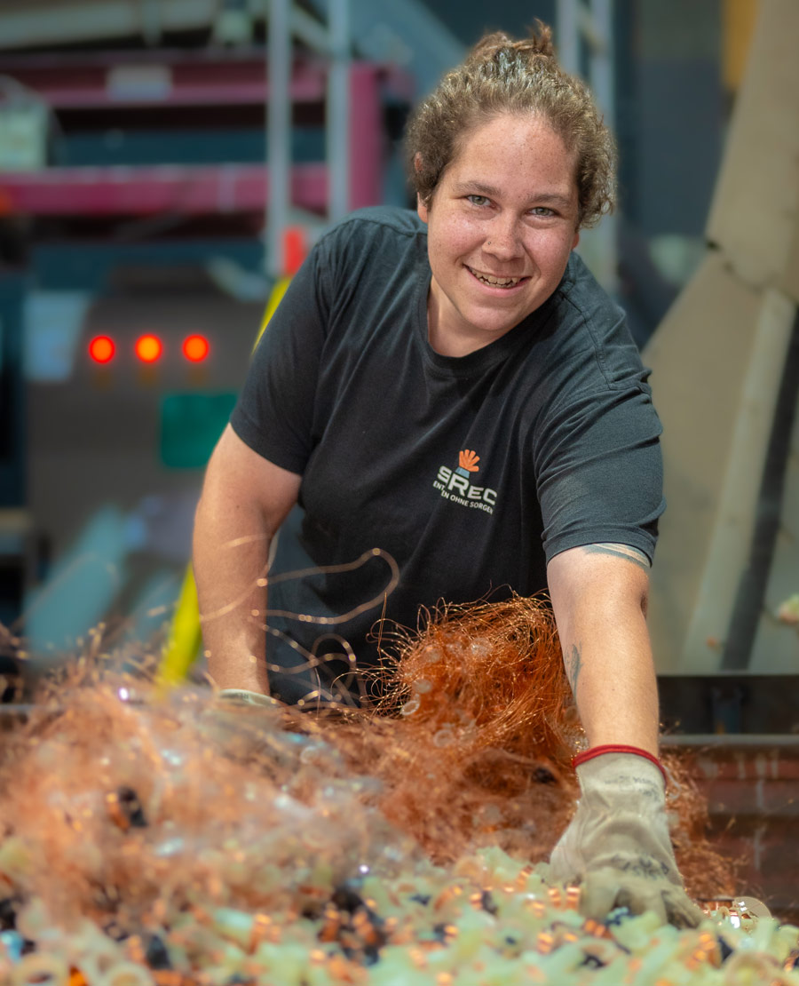 Recyclistin in der Ausbildung/Lehre beim Kupferrecycling