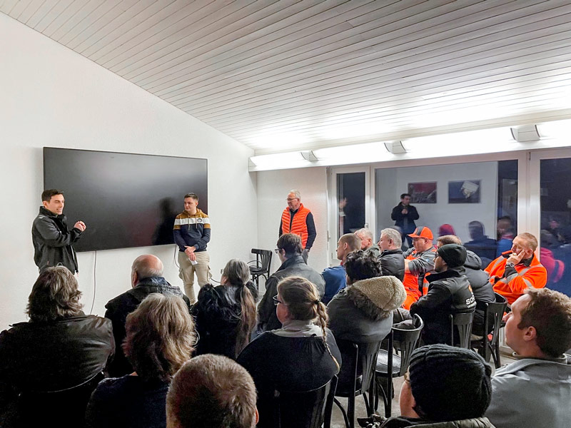 CEO Christop Solenthaler, Leonardo Laglia und Marco Stüssi sprechen vor dem soRec-Team