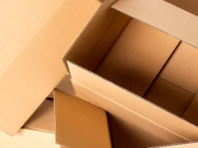 Mehrere leere und teils geöffnete Kartonschachteln aus Wellpappe – steht für sauberen Altkarton zur Verwertung über die kommunale Kartonsammlung oder Recyclinghöfe