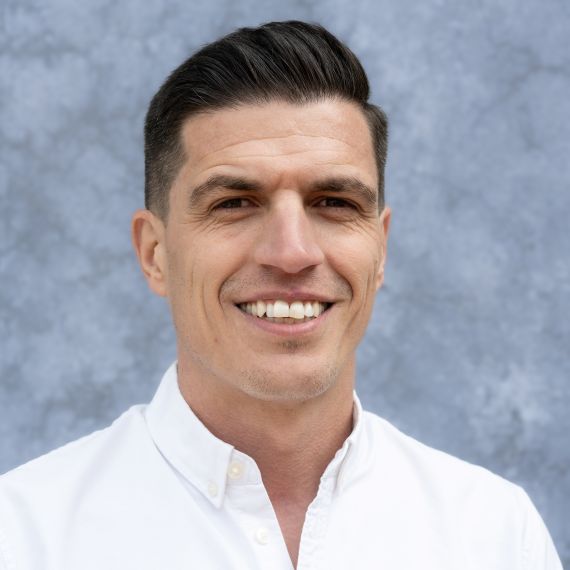 Portrait Foto von Defrim Mustafa (Vertrieb und Aussendienst) bei soRec AG in Gossau St. Gallen