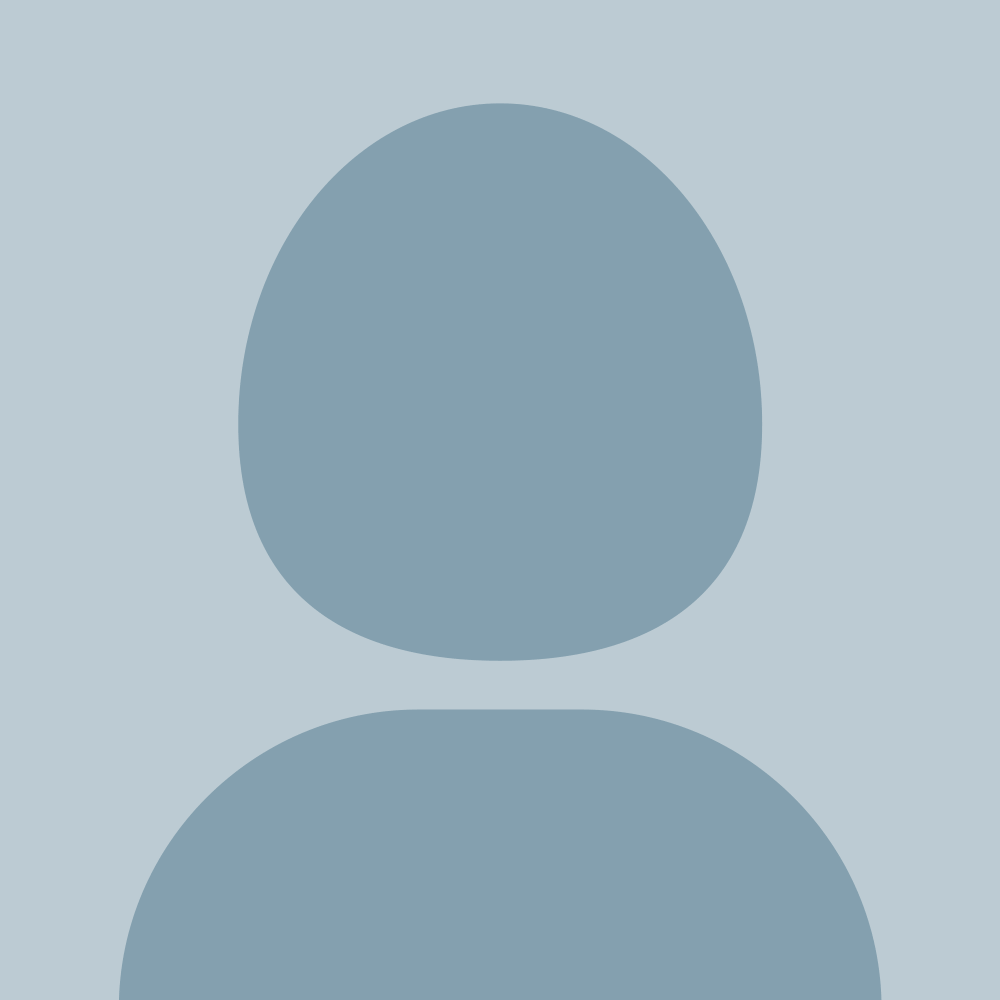 Das Bild zeigt ein neutrales, stilisiertes Avatar-Symbol vor hellblauem Hintergrund. Die abstrahierte menschliche Figur besteht aus einem graublauen Kreis für den Kopf und einer ovalen Form für den Oberkörper – ein typisches Platzhalterbild für Nutzerprofile ohne individuelles Foto.