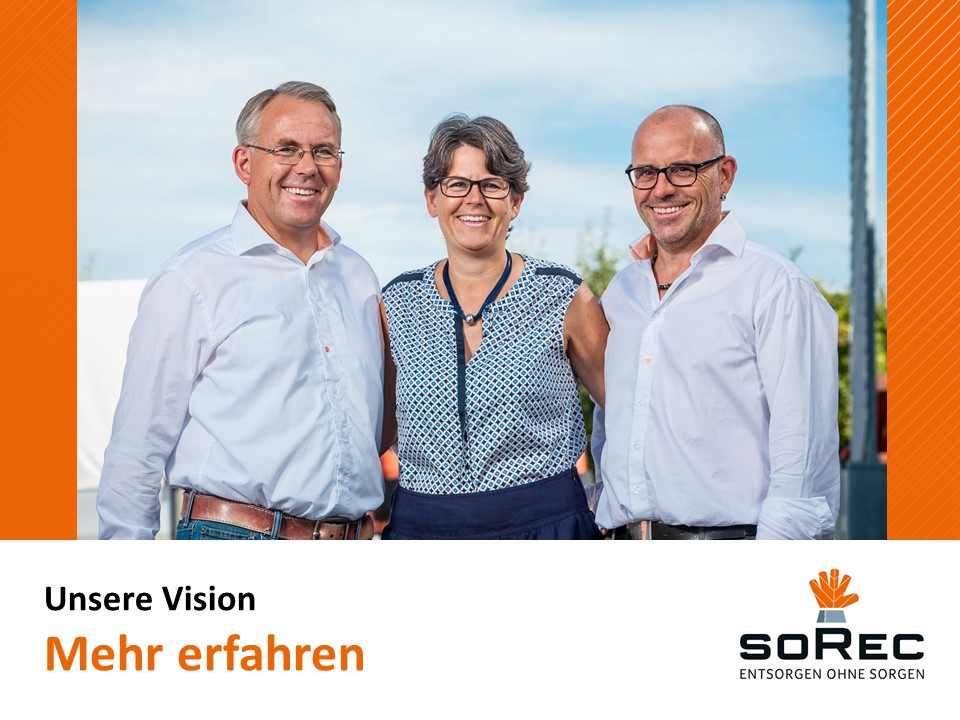 Das Bild zeigt drei lächelnde Personen in Business-Kleidung, die für das Unternehmen SOREC stehen. Links steht ein Mann mit Brille, weissem Hemd und braunem Gürtel, in der Mitte eine Frau mit kurzen Haaren, Brille, einem blau-weissen gemusterten Oberteil und dunkelblauem Rock, und rechts ein Mann mit Brille, Glatze, weissem Hemd und einer Halskette. Alle drei stehen eng beieinander und strahlen Freundlichkeit und Professionalität aus. Der Hintergrund zeigt einen hellblauen Himmel und eine dezente, industrielle Umgebung. Unten im Bild steht der Text 'Unsere Vision – Mehr erfahren', begleitet vom SOREC-Logo und dem Slogan 'Entsorgen ohne Sorgen'. Das Bild vermittelt Teamgeist, Vertrauen und ein klares Unternehmensziel im Bereich nachhaltiger Entsorgung.