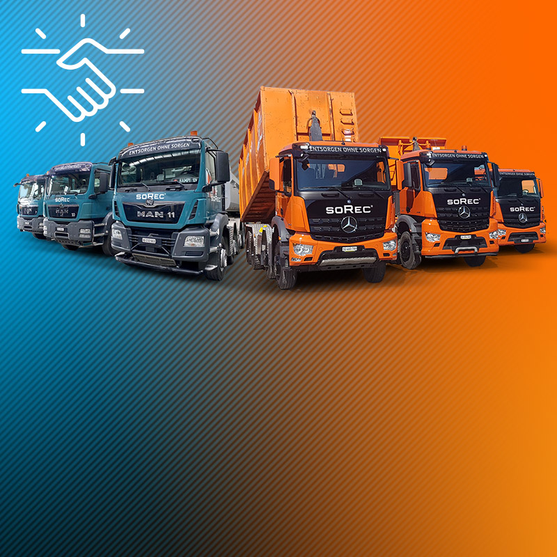 Illustration mit Handschlagsymbol über einer Gruppe moderner SoRec-Fahrzeuge vor blau-orangem Hintergrund – steht für Partnerschaft, Zusammenhalt und vernetzte Transport- und Entsorgungskompetenz