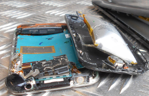 defektes Smartphone mit aufgeblähtem Akku wird recycelt