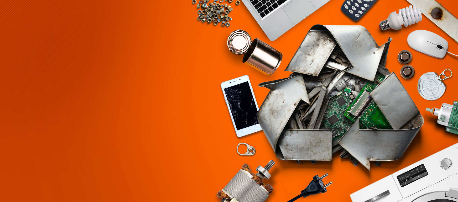 verschiedene technische Geräte und Metallteile bilden das Recyclinglogo