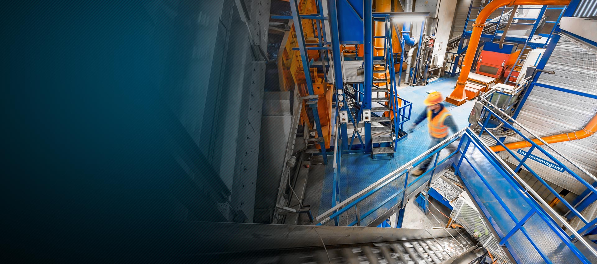 Recyclinghalle mit Trommelmagnet und anderen Recyclingmaschinen